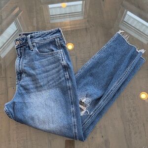Hollister Ultra High-Rise Mom Jeans in Blue. Womens denim Size 5R. W27 L25